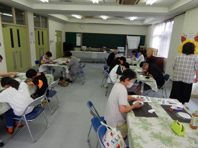 参加者の方達がお皿を削っている写真参加者3