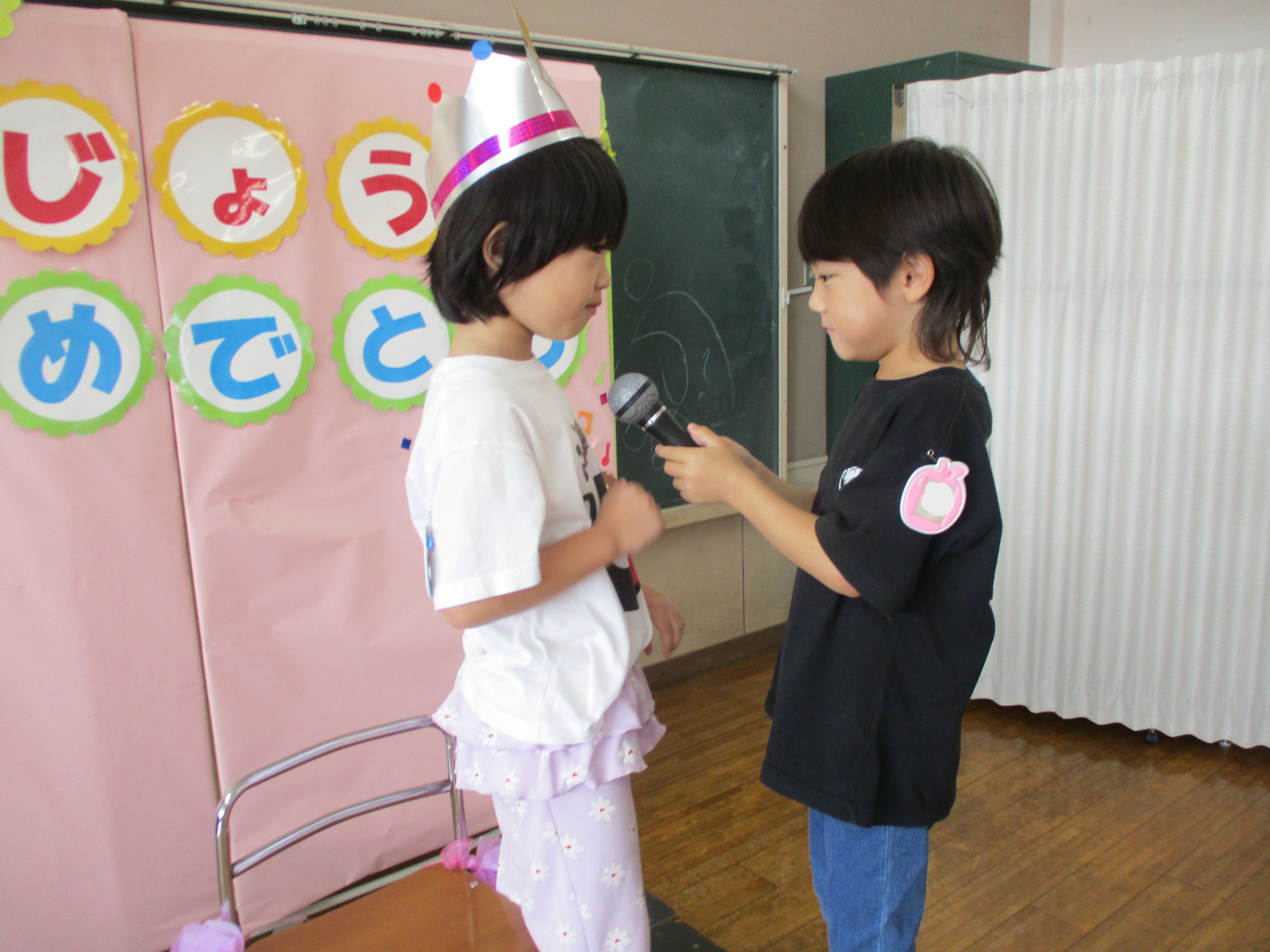 ４