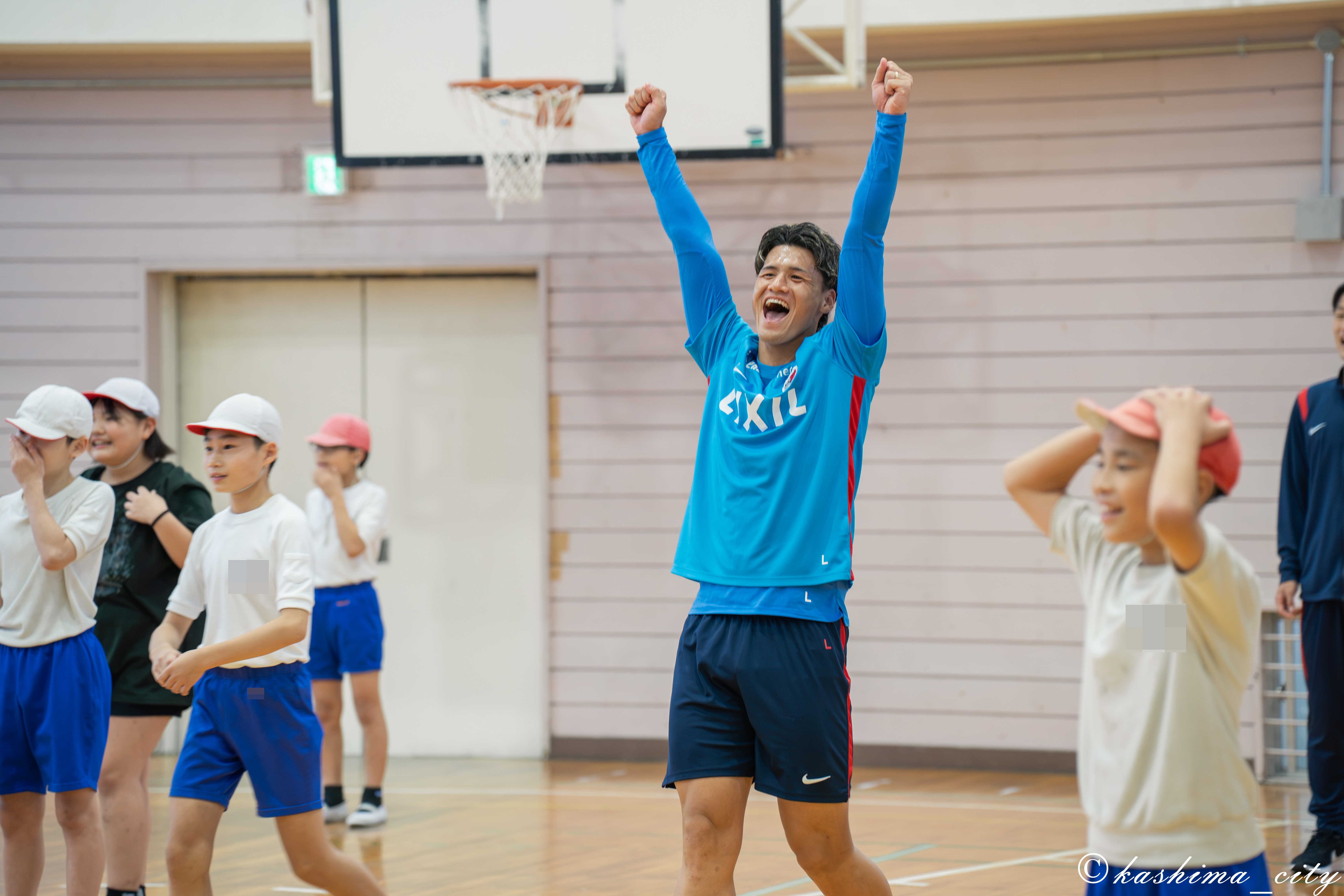 ガッツポーズで喜ぶ関川選手