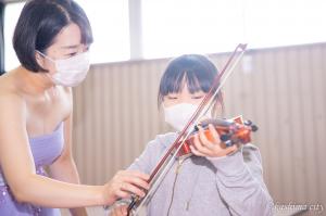 バイオリンを体験する児童