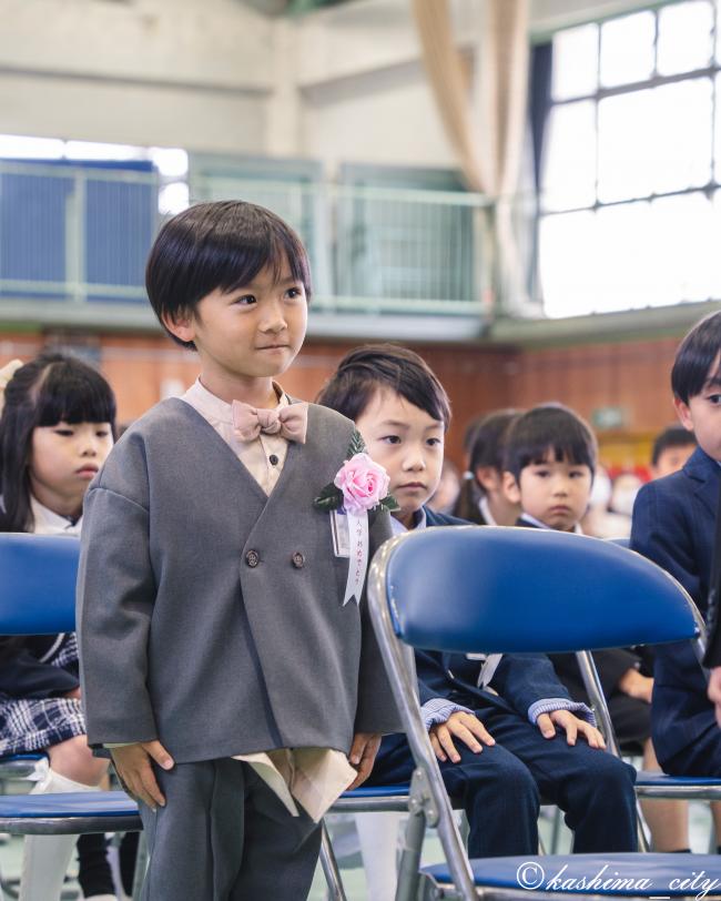 入学式で名前を呼ばれる小学生