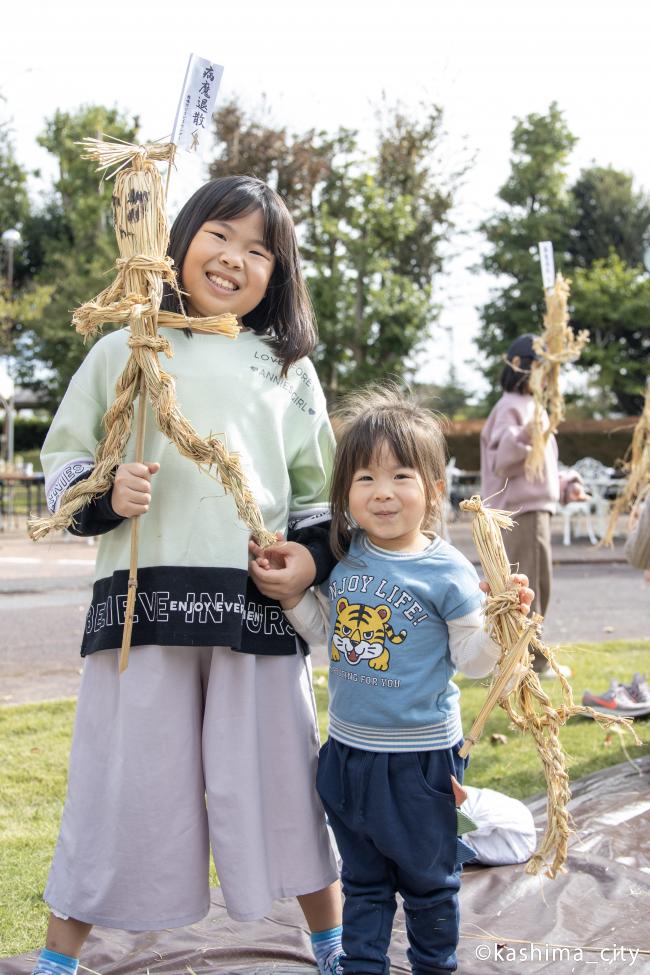 大助人形を作成し終わって笑顔の姉妹