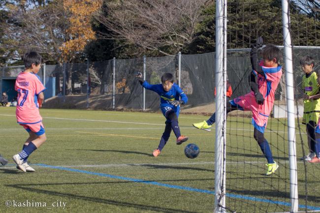 フリーキックを蹴るゴールキーパー