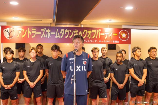 チーム代表挨拶をする鬼木徹監督