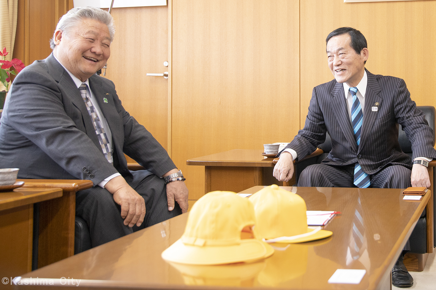 笑顔で話す錦織孝一市長（右）と、なめがたしおさい農業協同組合 代表理事副組合長 安藤昌義さん（左）