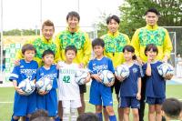 前列 児島県から参加した小学生、後列（左から）元サッカー日本代表の播戸竜二さん、中田浩二さん、波戸康広さん、岩政大樹さん