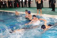 式典後には大野中学校の生徒代表が泳ぎ初めを行いました